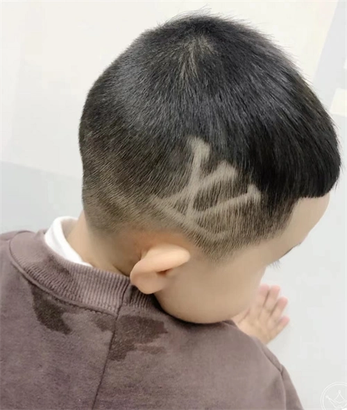 "导读:小男孩夏季流行的铲青雕刻发型,个性的图案,回头率高涨,圈了一