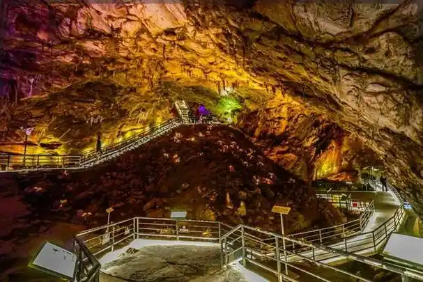 汤山猿洞是指位于南京市江宁区汤山街道的汤山北坡的汤山古猿人洞.