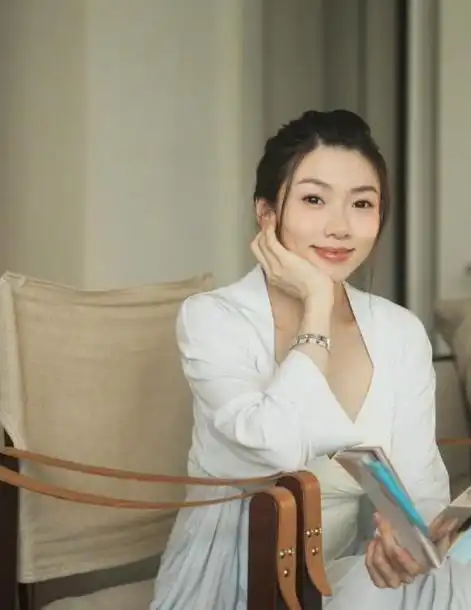 程晓玥晒月子生活,女儿刚出生就拥有钻戒,24小时都有