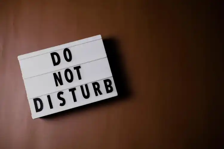 do not disturb text on brown surface图片 - canva可画