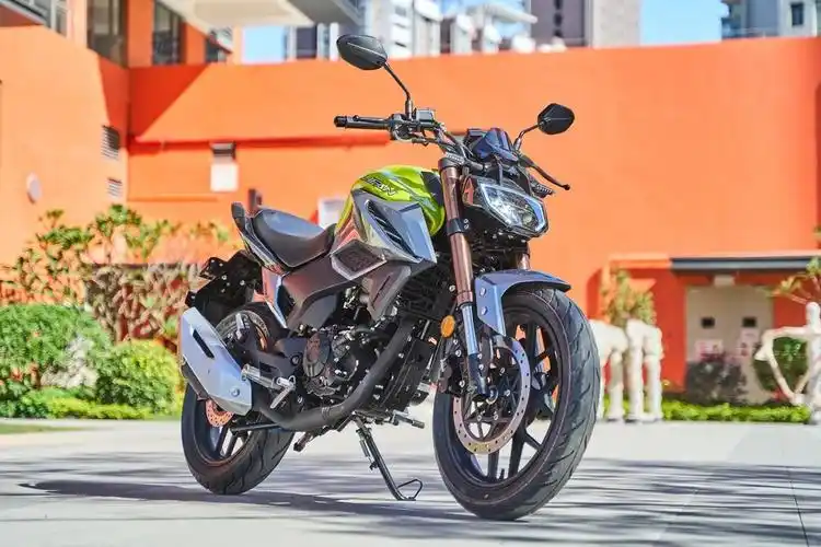 借着前两年kpr150的火热,力帆推出了搭载同平台引擎和技术的kps150,在