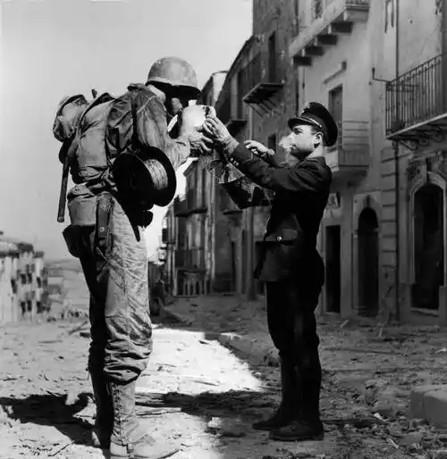重返二战现场:罗伯特·卡帕经典战地照片50张