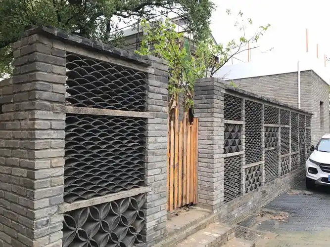 用青砖堆砌各色形状,丰富墙面景观.