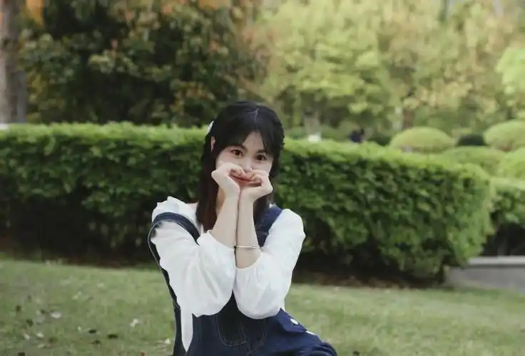 小个子女生公园拍照姿势