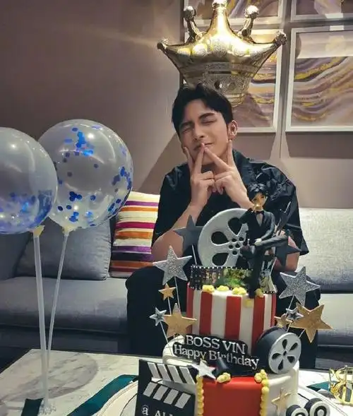 组图张彬彬晒庆生照对镜比耶称感恩生命中遇见的每一个你们