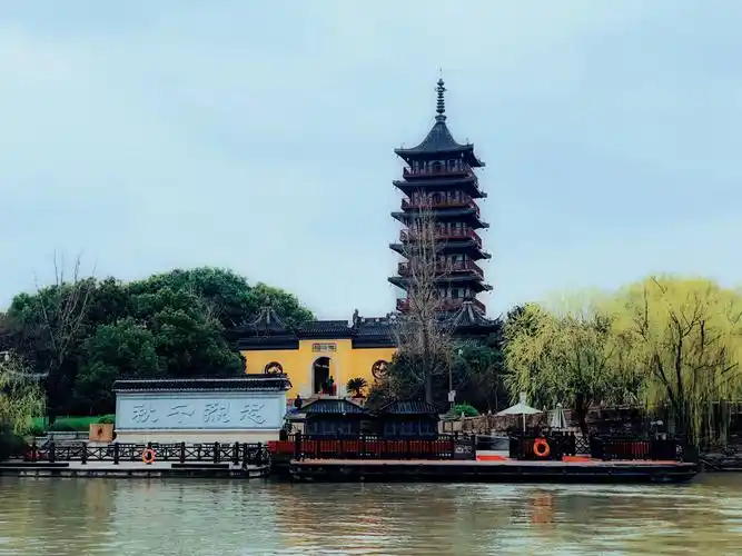 嘉兴南湖景区,不要门票嘉兴南湖原名滮湖马场湖位于浙江省嘉兴市,是