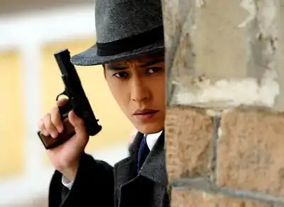 靳东剧照《特殊争夺》新浪娱乐讯反映国共两党在抗日期间争夺人才的