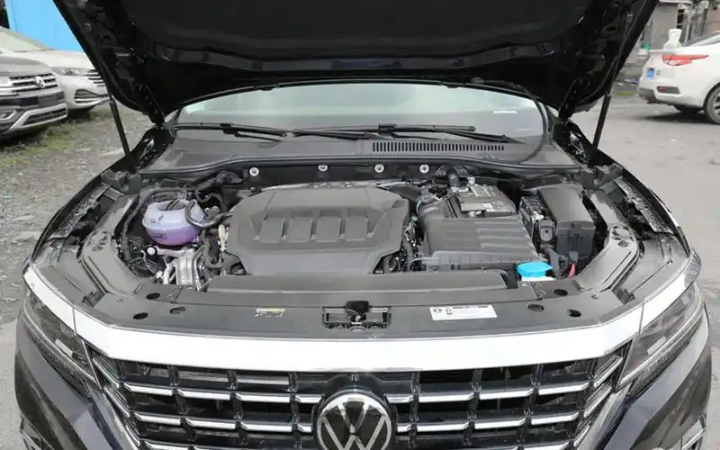 现款帕萨特发动机舱至于动力,目前官方并没有公布具体的动力信息.
