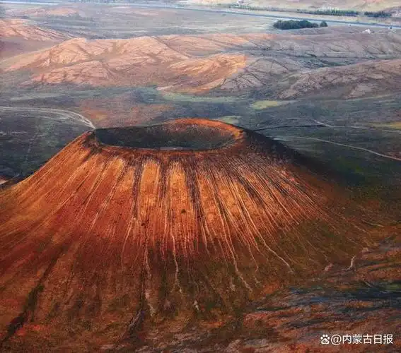 乌兰哈达火山地质公园集聚着草原火山群熔岩地貌及堰塞湖景观,被游