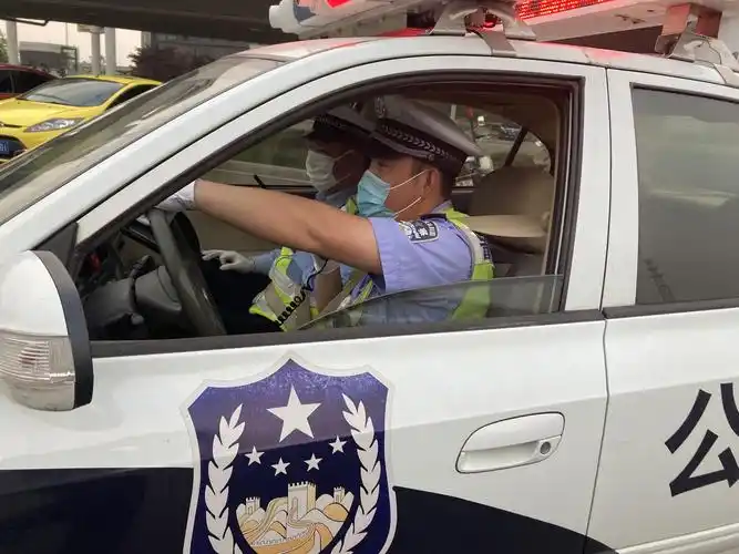 交警八大队警车开道救人,男子因伤指断血流不止