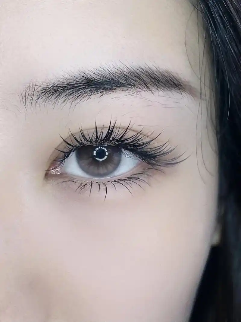 普普通通的山茶花呀!同一个人啊,不同的表情,都可以改变睫毛的 - 抖音