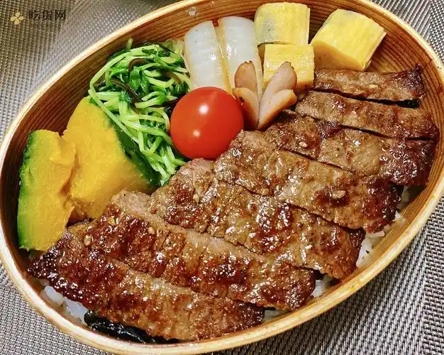 高中生的午餐便当牛排饭