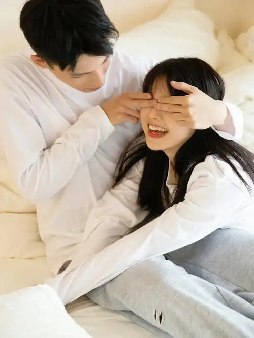 甜甜的情侣居家拍照卧室写真