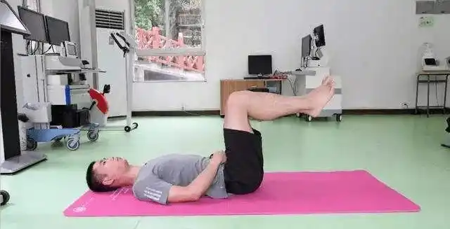 每天睡前抬脚15分钟,竟有意想不到的效果!