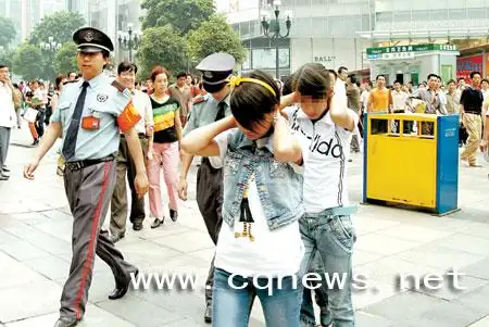 图文女警脚踩溜冰鞋 解放碑下擒女贼