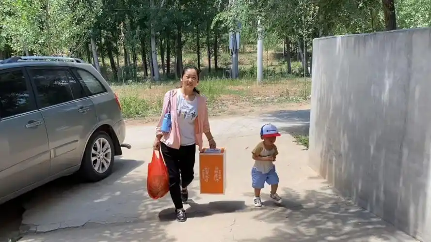 二丫给姥姥过生日,航航刚进屋就送祝福逗开心,和老姑父玩嗨了