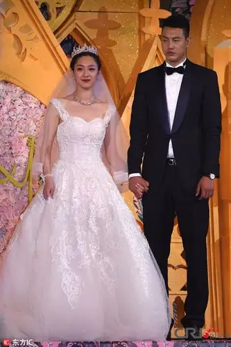 翟晓川与杨思雨举办婚礼 众队友做伴郎