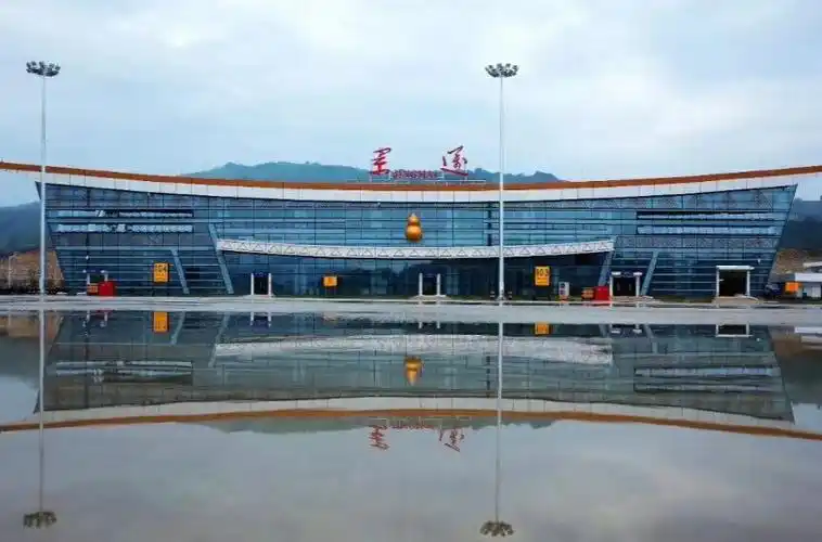 拥有悠久的茶文化历史,景迈机场的建成,更是拉进了澜沧与世界的距离