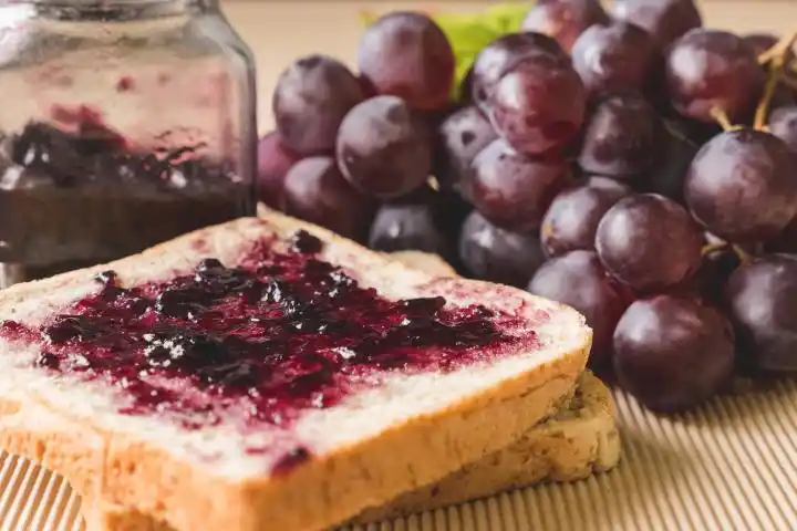 grape jelly with two ingredients