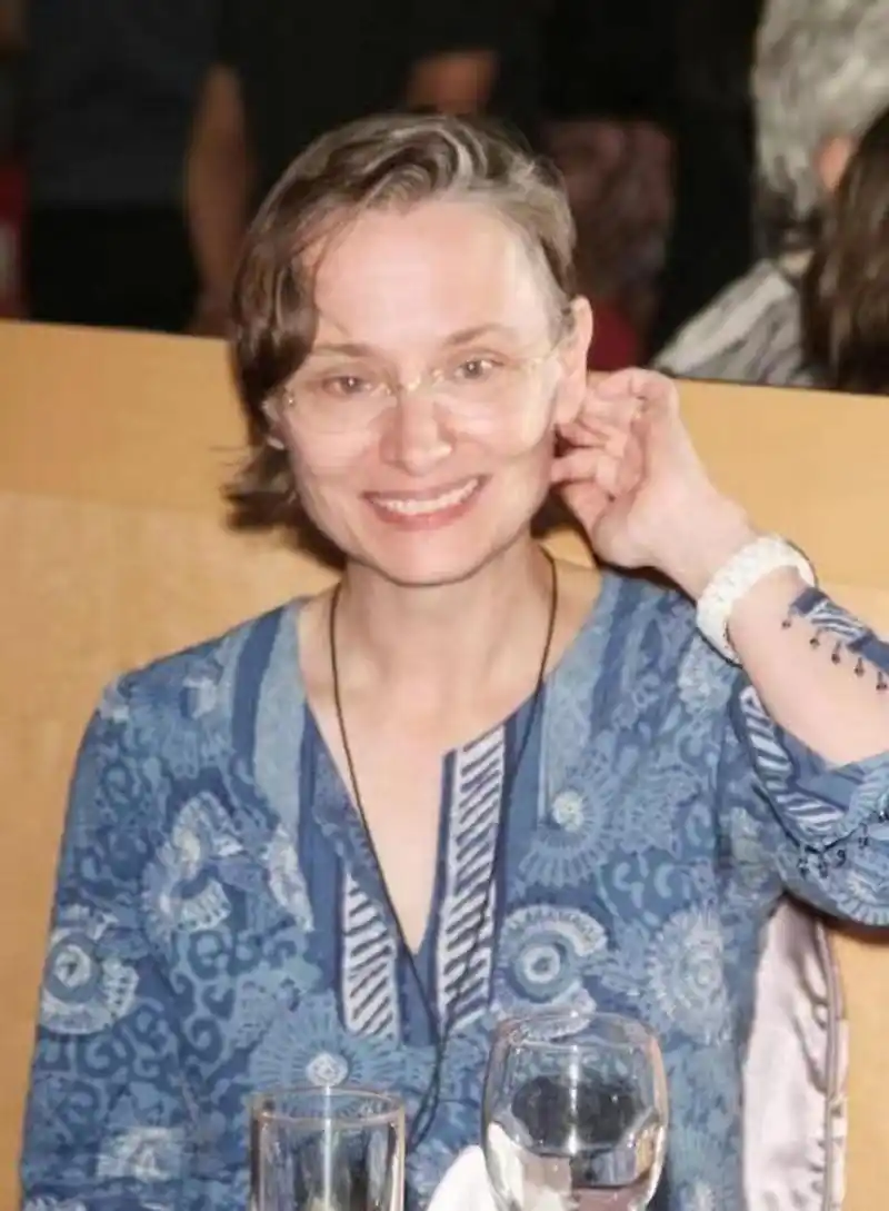 周华健的老婆真不抗老!62岁已满脸沧桑,与同岁周华健同框似母子!