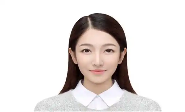 拍摄白色证件照的时候不建议穿白色的衣服.