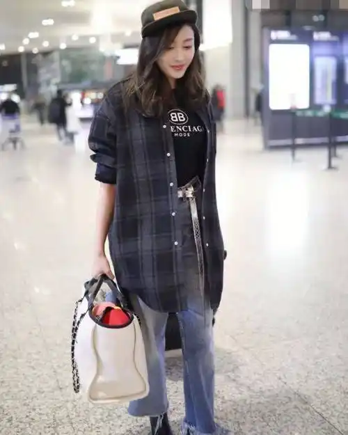 张天爱亮相机场,穿宽松牛仔裤穿出120斤即视感,却意外的时尚_黑色