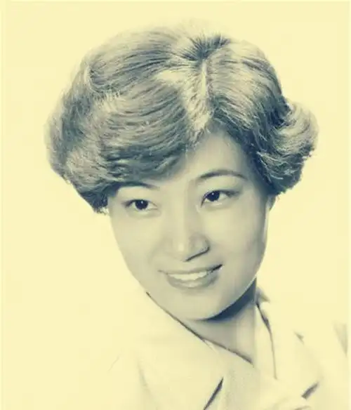 老照片:80年代中国妇女的时髦发型,图6发型一直流行到现在