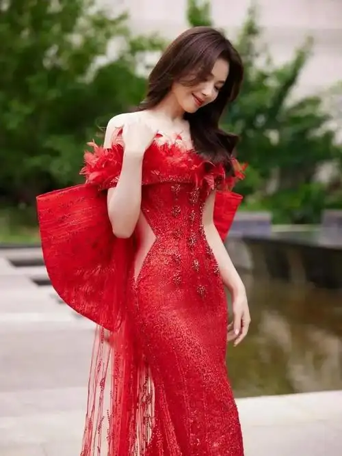 刘涛最新美照新鲜出炉,一袭红色抹胸羽毛长裙,性感优雅气质!