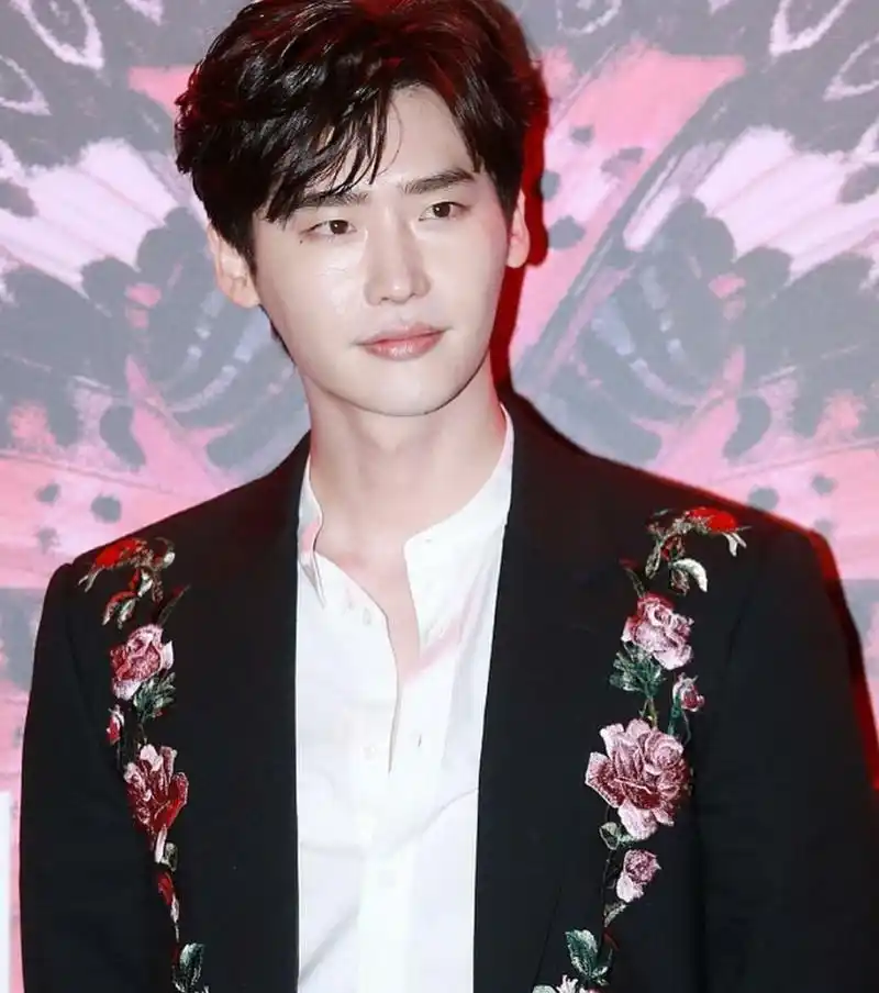 盛世美颜李钟硕也有驾驭不了的发色,令网友颠覆对他的印象!