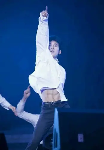 tfboys易烊千玺秀腹肌撩晕粉丝!最帅16岁少年穿白衬衫露八块撞脸杨洋!