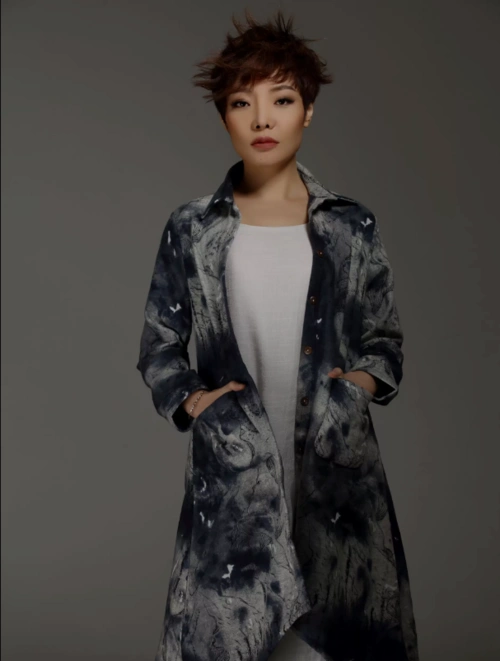 梦涵:代表作《爱的故事上集》,《半串钥匙》等.