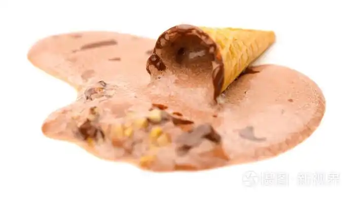 在白色背景上完全融化的冰淇淋甜筒