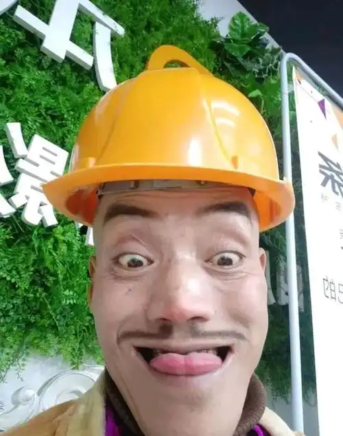 真人版光头强挥霍财富,如今靠跑摩的生活