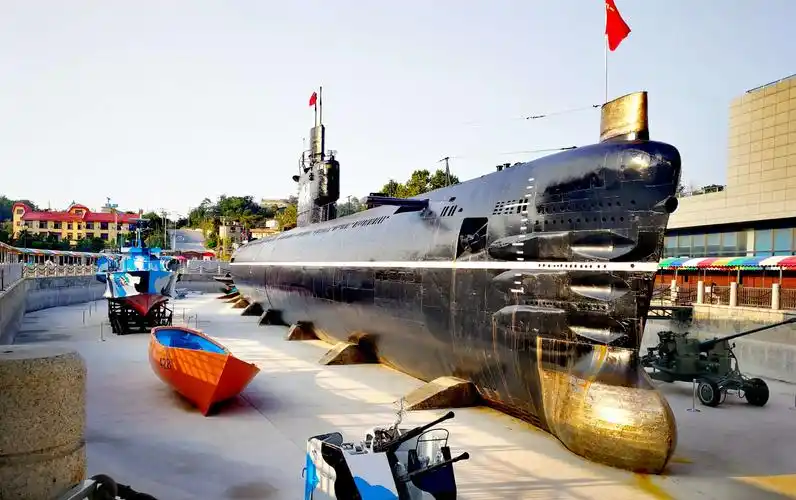 旅顺潜艇博物馆参观"旅顺口"号潜水艇.该艇曾服役二十多年.