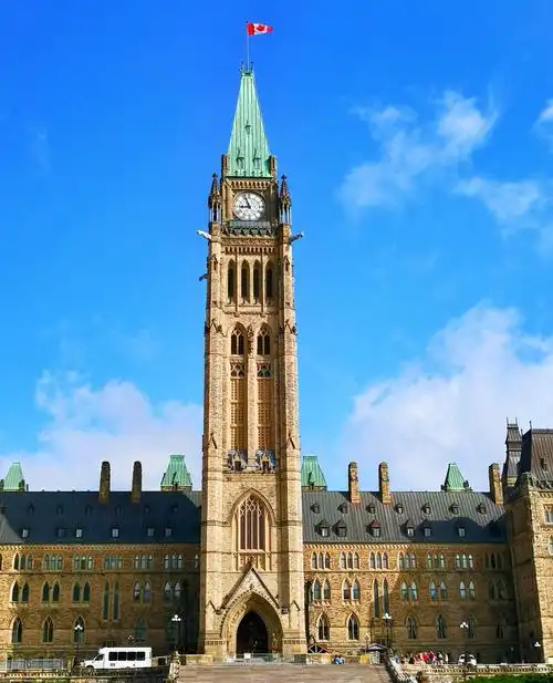 那高90米的和平塔,高高耸立巍峨雄伟,是整个国会山庄的最高建筑.