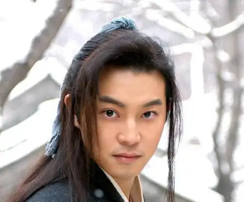 那个时候的沙溢还是个古装小生,长得白白净净,五官分明.