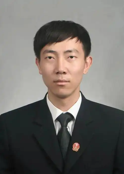 中共党员,华东政法大学法学学士,现任虹口法院执行局法官助理