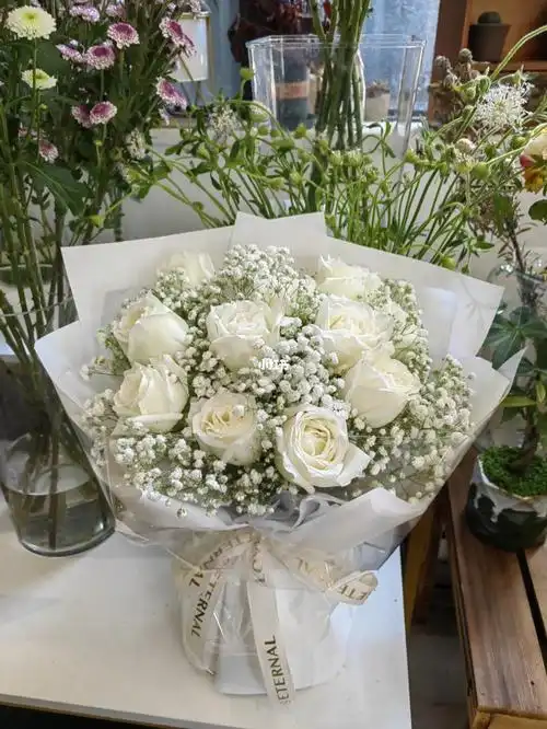 11朵白玫瑰满天星花束