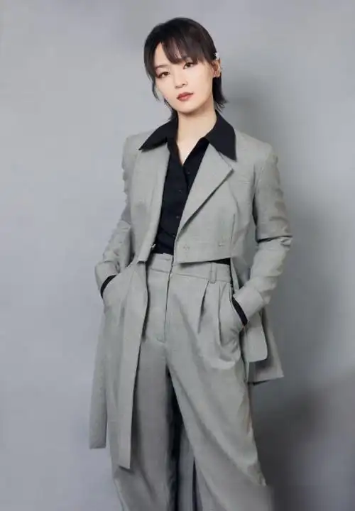 千年老二周笔畅16年后再次成团穿灰色燕尾服气场不减当年