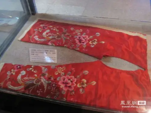 开裆裤:古代女子在新婚之夜交合,但羞于在丈夫面前全裸下身,故用此裤.