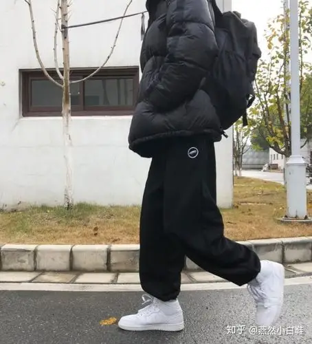 男生穿白色aj中帮搭配什么衣服更好看