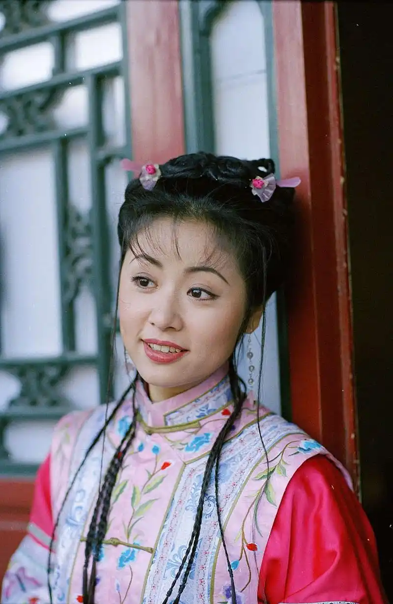 林心如#  近期,备受关注的林心如凭借其在电视剧《还珠格格》中恃演