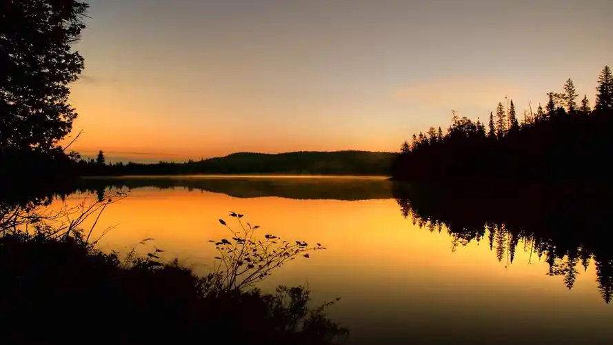 黄昏下的湖面2160x1440分辨率查看