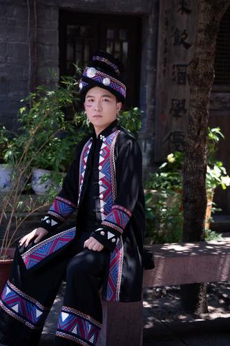 新款苗族服装男贵州云南少数民族服饰成人旅拍彝族瑶族演出服衣服