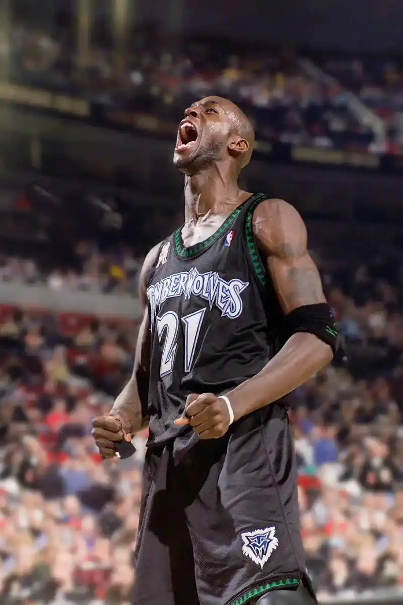 与青春和解!5号球衣永远在北岸花园上空飘扬#加内特球衣退役 - 抖音