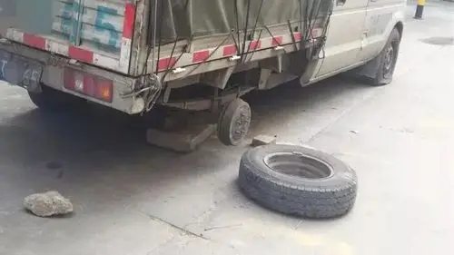 司机仍没有出现,夫妻俩一气之下又回到小货车身边,悄悄把轮胎气给放了