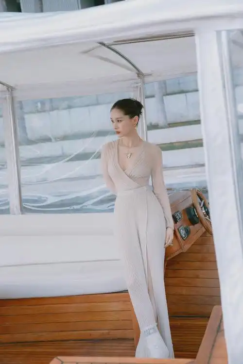 王子文三亚系列限时呈现活动造型身穿dior