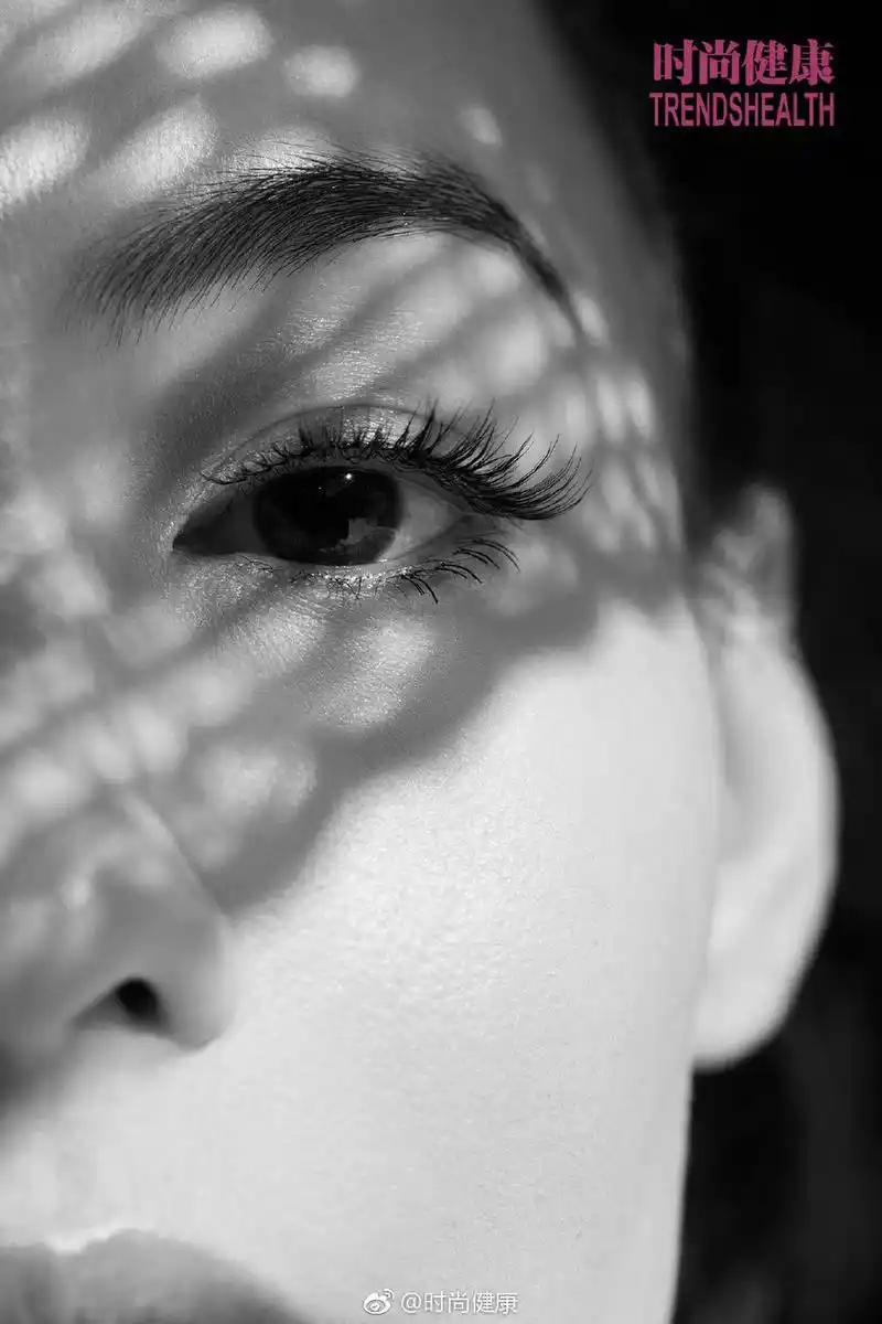 张柏芝黑白光影间展现女人风情优雅美艳眼神清澈动人