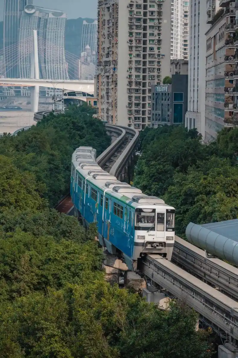 开往春天的一列序曲——重庆轻轨.