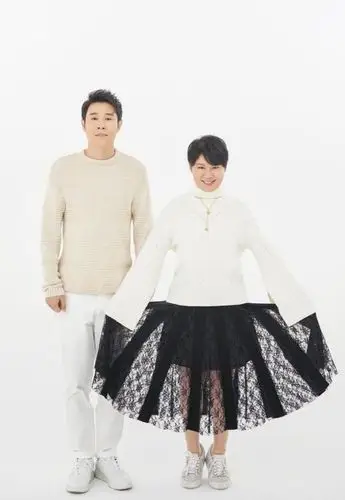 小沈阳庆结婚16年 晒与妻子沈春阳结婚照幸福温馨